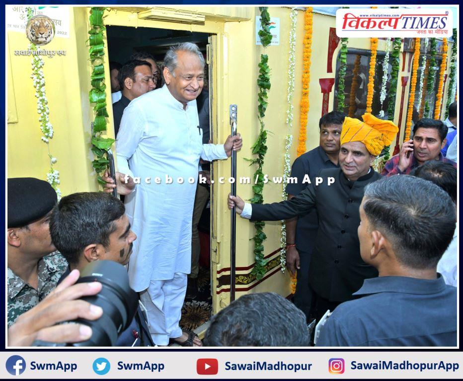 Chief Minister Ashok Gehlot flagged off the Palace on Wheels royal train in jaipur rajasthan