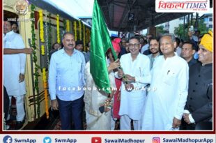Chief Minister Ashok Gehlot flagged off the Palace on Wheels royal train in jaipur rajasthan