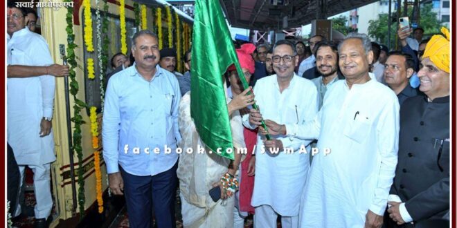 Chief Minister Ashok Gehlot flagged off the Palace on Wheels royal train in jaipur rajasthan