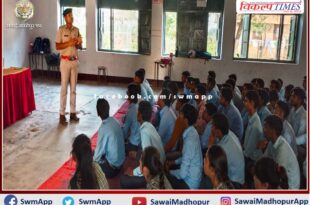 Students in Sahunagar School sawai madhopur were made aware to follow traffic rules