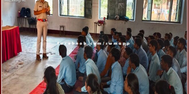 Students in Sahunagar School sawai madhopur were made aware to follow traffic rules