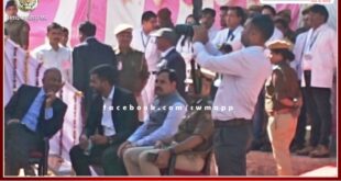 Collector, SP on stage and DC, IG on chair below stage in Chief Minister's meeting