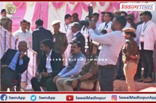 Collector, SP on stage and DC, IG on chair below stage in Chief Minister's meeting