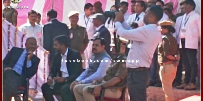 Collector, SP on stage and DC, IG on chair below stage in Chief Minister's meeting
