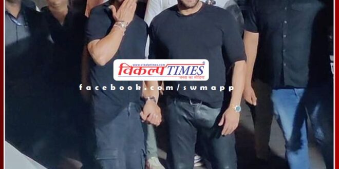 King Khan arrives at Bollywood's Bhaijaan Salman Khan's birthday party