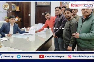 Pharmacists submitted memorandum to Collector in the name of Chief Minister in sawai madhopur