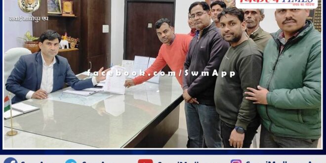 Pharmacists submitted memorandum to Collector in the name of Chief Minister in sawai madhopur