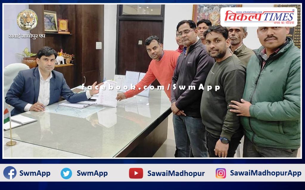 Pharmacists submitted memorandum to Collector in the name of Chief Minister in sawai madhopur