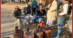 Seized 7 domestic cylinders from Shriram Hotel and Shrishyam Hotel in sawai madhopur