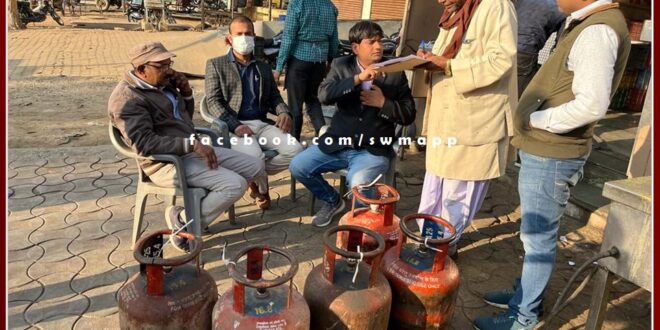 Seized 7 domestic cylinders from Shriram Hotel and Shrishyam Hotel in sawai madhopur