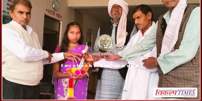Student honored by giving silver coin in bamanwas