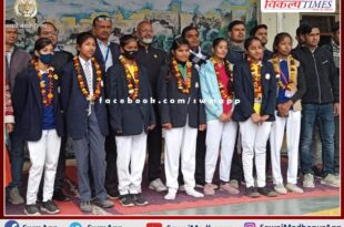 The girl students who returned after participating in the 18th National Jamboree were welcomed in model school sawai madhopur