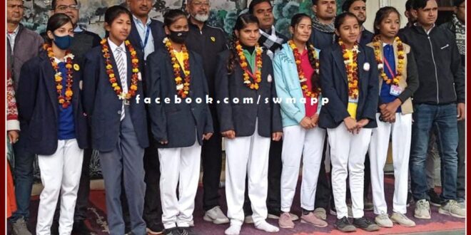 The girl students who returned after participating in the 18th National Jamboree were welcomed in model school sawai madhopur