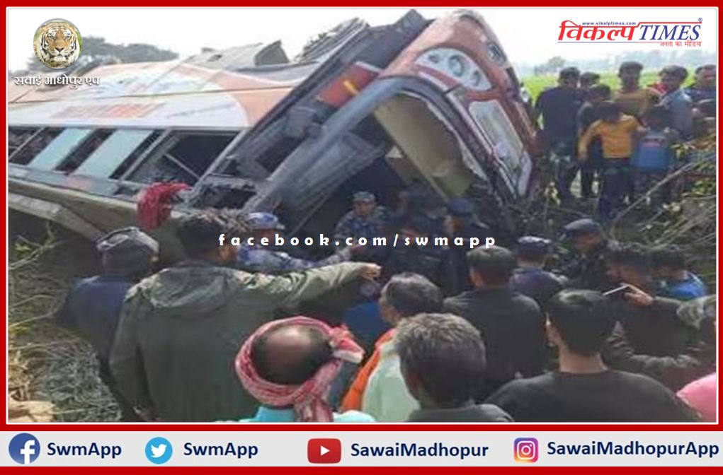 The overturned bus of devotees returning from Triveni