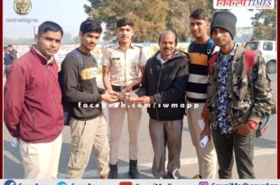 The student returned the mobile and showed honesty in sawai madhopur