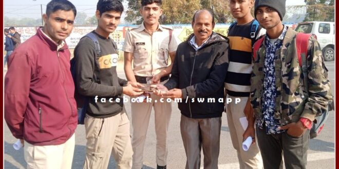 The student returned the mobile and showed honesty in sawai madhopur