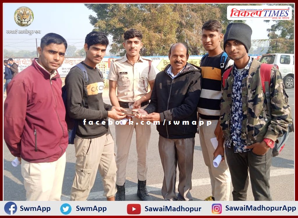 The student returned the mobile and showed honesty in sawai madhopur