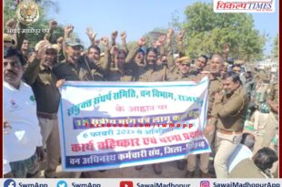 Demonstration of forest workers continues at the main gate of Ranthambore national park