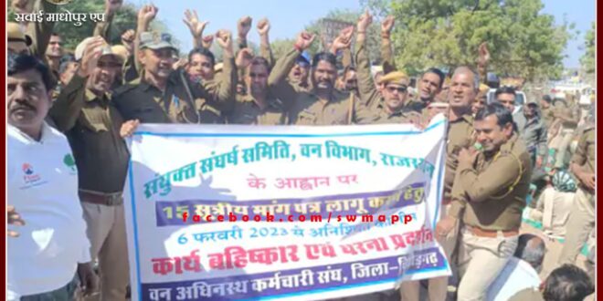 Demonstration of forest workers continues at the main gate of Ranthambore national park