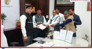 Handed over a check of Rs 2 lakh 50 thousand under Chief Minister's Public Participation Scheme in sawai madhopur