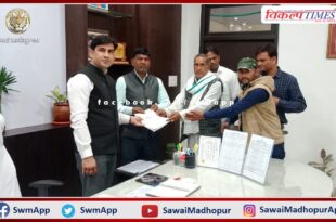 Handed over a check of Rs 2 lakh 50 thousand under Chief Minister's Public Participation Scheme in sawai madhopur