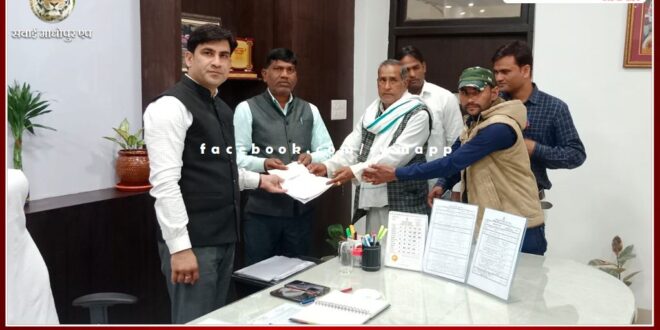 Handed over a check of Rs 2 lakh 50 thousand under Chief Minister's Public Participation Scheme in sawai madhopur