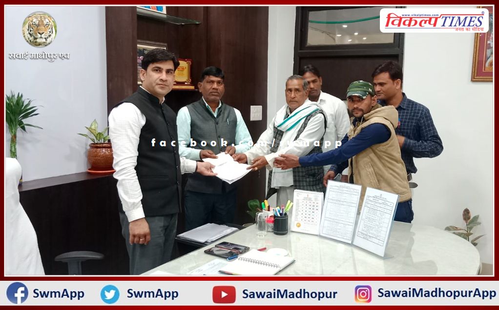 Handed over a check of Rs 2 lakh 50 thousand under Chief Minister's Public Participation Scheme in sawai madhopur