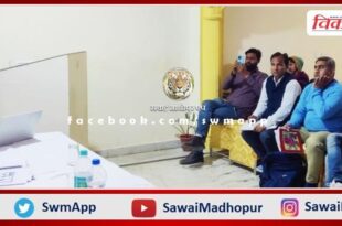 Hemant Singh gave information about French language to the guide trainees in sawai madhopur