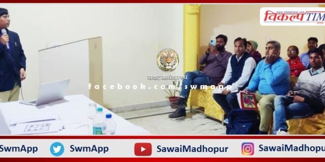 Hemant Singh gave information about French language to the guide trainees in sawai madhopur
