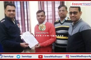 Pharmacists protesting by tying a black band in sawai madhopur