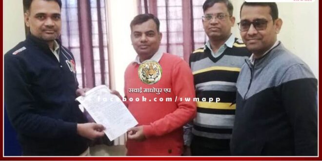 Pharmacists protesting by tying a black band in sawai madhopur
