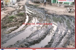 Swachh Bharat Mission failed in the village, villagers upset due to mud on the way