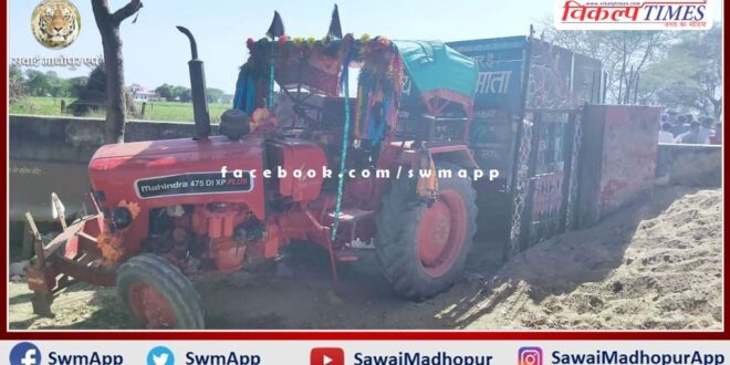 Tractor-trolley filled with illegal gravel broke the boundary and gate of the temple and entered the premises