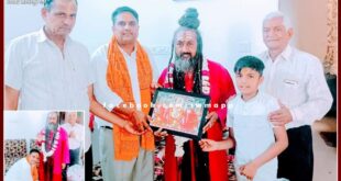 Manoj Parashar, National Convenor of Vipra Samvad, took blessings after meeting Baba Barfani