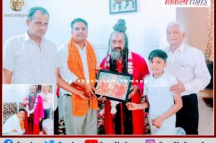 Manoj Parashar, National Convenor of Vipra Samvad, took blessings after meeting Baba Barfani