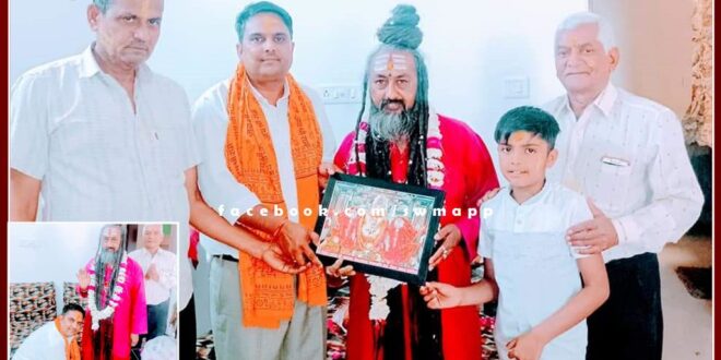 Manoj Parashar, National Convenor of Vipra Samvad, took blessings after meeting Baba Barfani