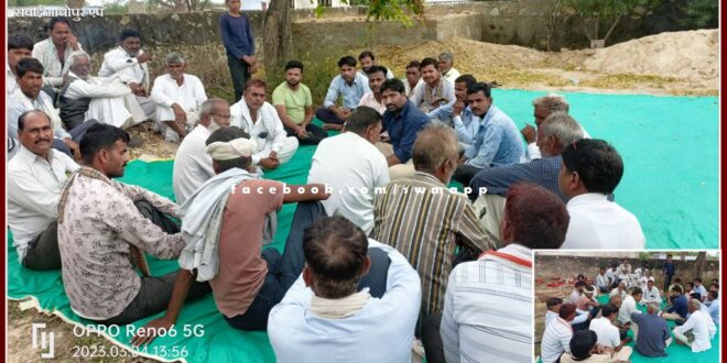 Villagers of Barodiya mustard Tudi in the name of the school