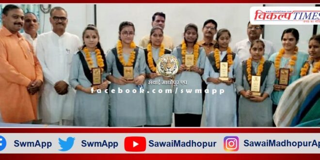 Girls of Adarsh ​​Vidya Mandir hoisted the flag