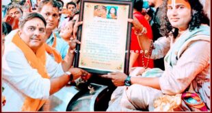 Manoj Parashar took blessings from revered storyteller Anirudh Acharya Maharaj in vrindavan