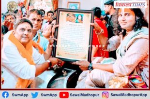 Manoj Parashar took blessings from revered storyteller Anirudh Acharya Maharaj in vrindavan