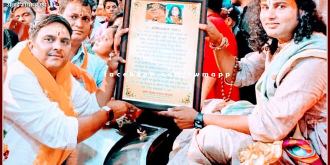 Manoj Parashar took blessings from revered storyteller Anirudh Acharya Maharaj in vrindavan