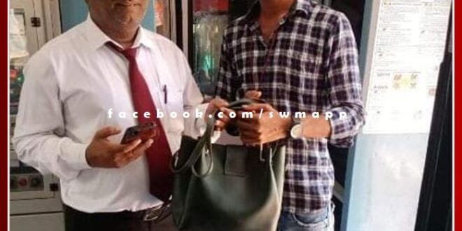 TT Insaf Ali of Jodhpur-Indore train returned the bag showing honesty