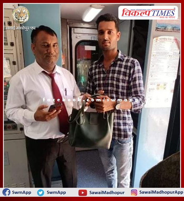 TT Insaf Ali of Jodhpur-Indore train returned the bag showing honesty