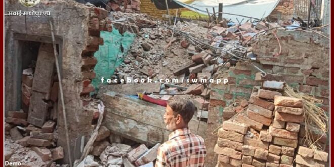 The dilapidated balcony of a dilapidated house fell in Gangapur City's Khari Bazar