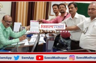 Vipra Sena lodges protest, burns effigy of Ravish Kumar in sawai madhopur