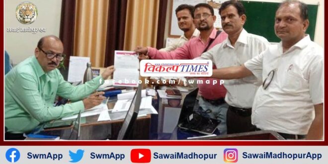 Vipra Sena lodges protest, burns effigy of Ravish Kumar in sawai madhopur