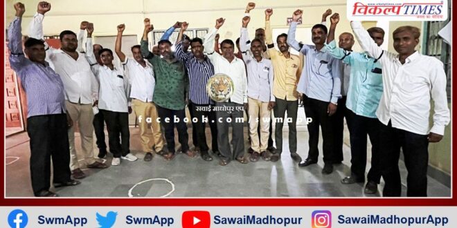 Cooperative society workers protested by tying black bands in bamanwas