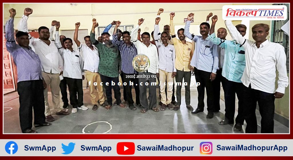 Cooperative society workers protested by tying black bands in bamanwas