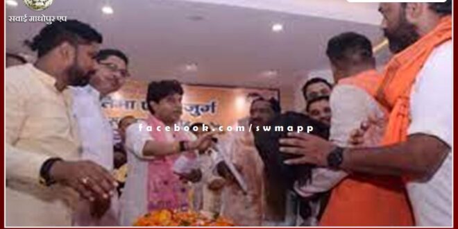 Union Minister Scindia got a goat as a gift, returned by hand