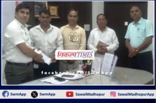 Handed over a cheque of 60 thousand for the development of Chandanholi school Sawai Madhopur